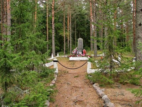 Воинское захоронение № 12 Ленинградская область, Выборгский район, Приморское городское поселение, Высокинская территория, Охотничья дорога, соор. 1б (2.2 км юго-западнее пос. Лужки; близ 108 км Приморского шоссе). Координаты GPS 60.257468, 28.975328.