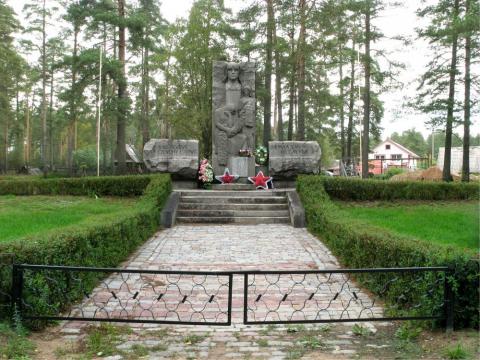 Воинское захоронение № 35 Ленинградская область, Выборгский район, Приморское городское поселение, п. Ермилово, Приморское шоссе, соор. 36а. Координаты GPS 60.360795, 28.760316.