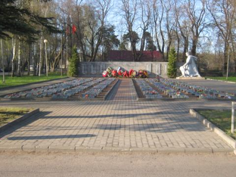 Воинское захоронение № 37 Ленинградская область, Выборгский район, Приморское городское поселение, г. Приморск, наб. Лебедева, соор. 42б (у перекрестка дорог наб. Лебедева и Школьной улицы). Координаты GPS 60.365757, 28.615969.